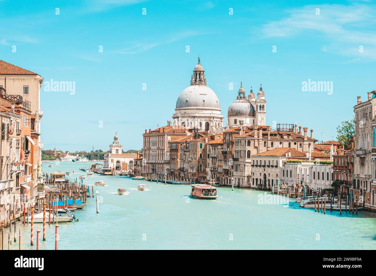 Vista su santa maria della salute. Italia, Venezia. Concetto di viaggio, turismo e tempo libero. Supporti misti Foto Stock