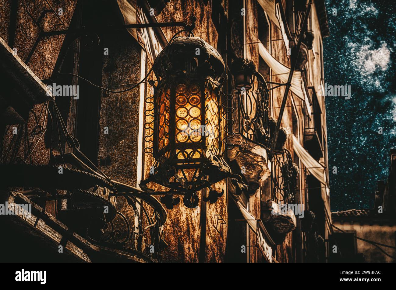 Vecchia lanterna mistica sul muro di una casa. Il concetto di lotta tra il bene e il male. Istruzione. Supporti misti Foto Stock