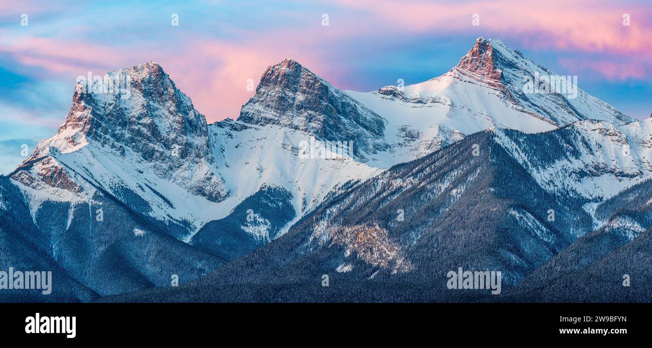 Catena montuosa al tramonto con il Monte Lougheed, il Monte Three Sisters, il Monte Lawrence grassi, Rundle Ridge, Canmore, Alberta, Canada Foto Stock