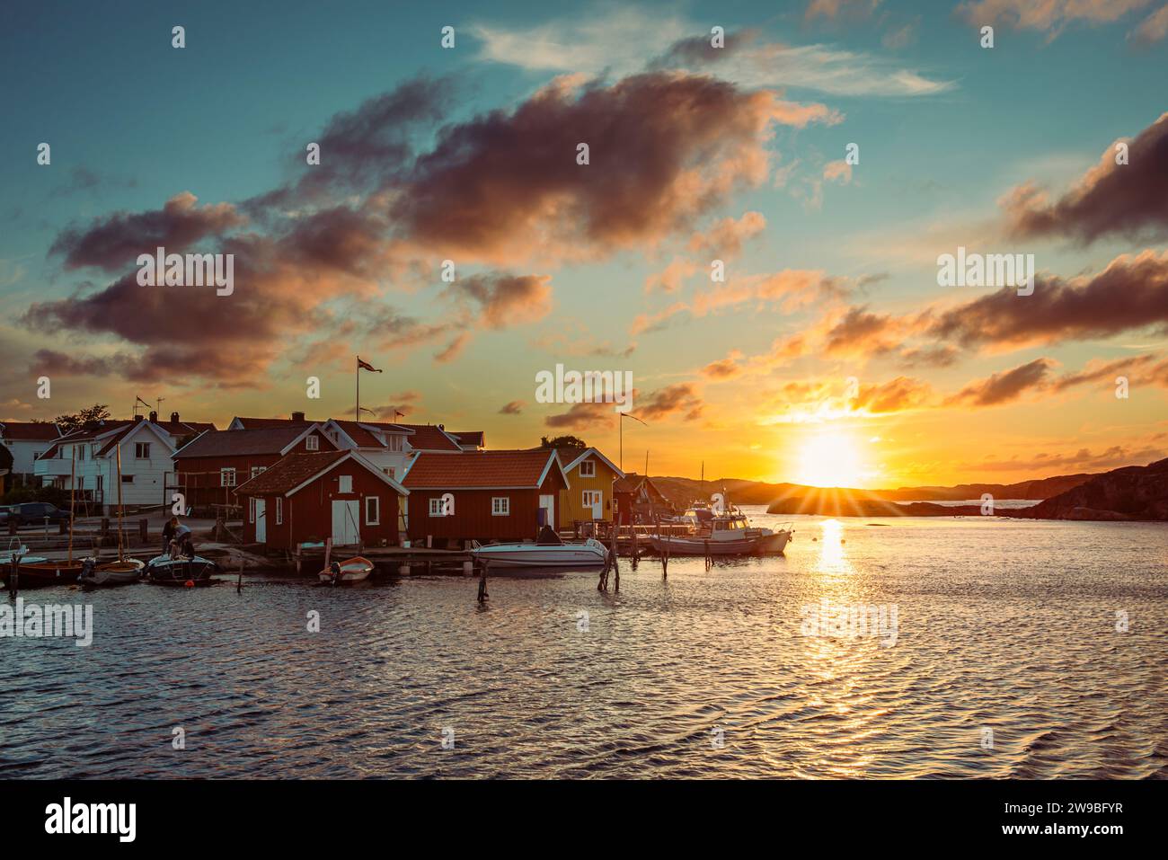 Sonnenuntergang mit dramatischem Himmel über dem Hafen von Björholmen auf der Insel Tjörn in den Schären der Westküste von Schweden Foto Stock