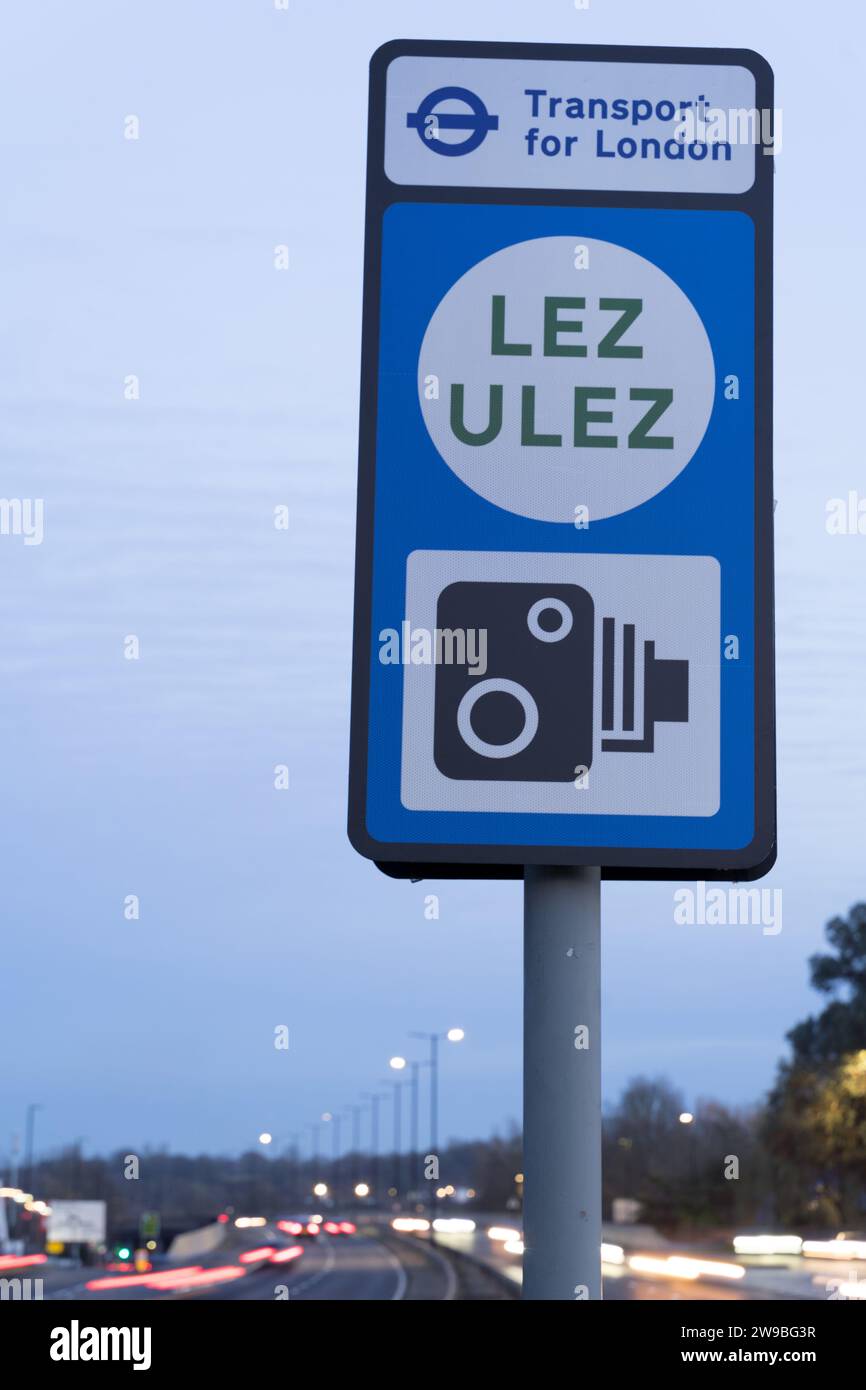 Greater London UK, 26 dicembre 2023. Trasporto per la ULEZ (Ultra Low Emission zone) di Londra, LEZ (Low Emission zone) e segnaletica autovelox con traffico serale il giorno della boxe. Credito: Xiu Bao/Alamy Live News Foto Stock