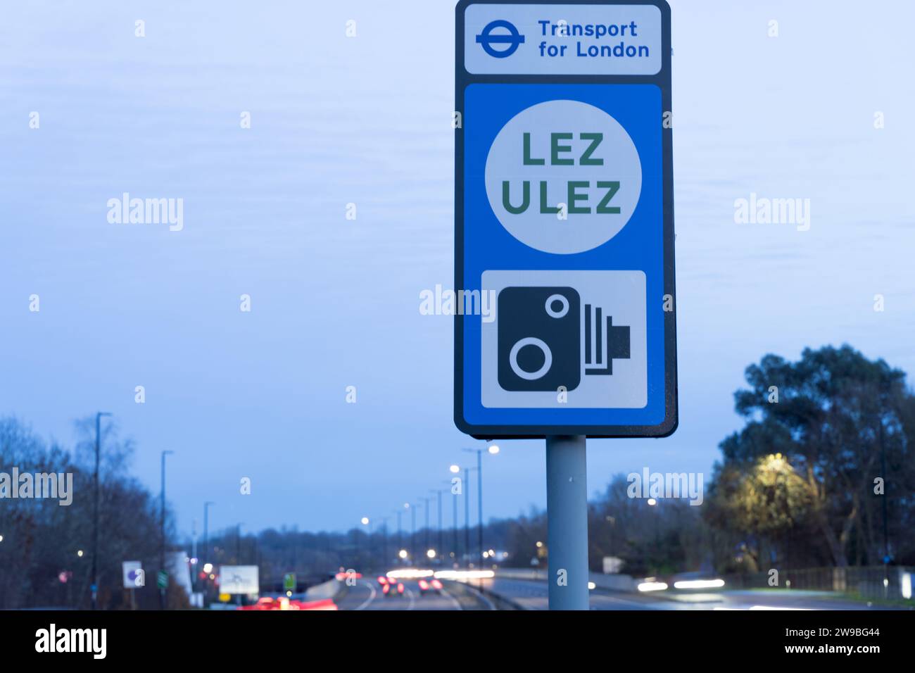 Greater London UK, 26 dicembre 2023. Trasporto per la ULEZ (Ultra Low Emission zone) di Londra, LEZ (Low Emission zone) e segnaletica autovelox con traffico serale il giorno della boxe. Credito: Xiu Bao/Alamy Live News Foto Stock