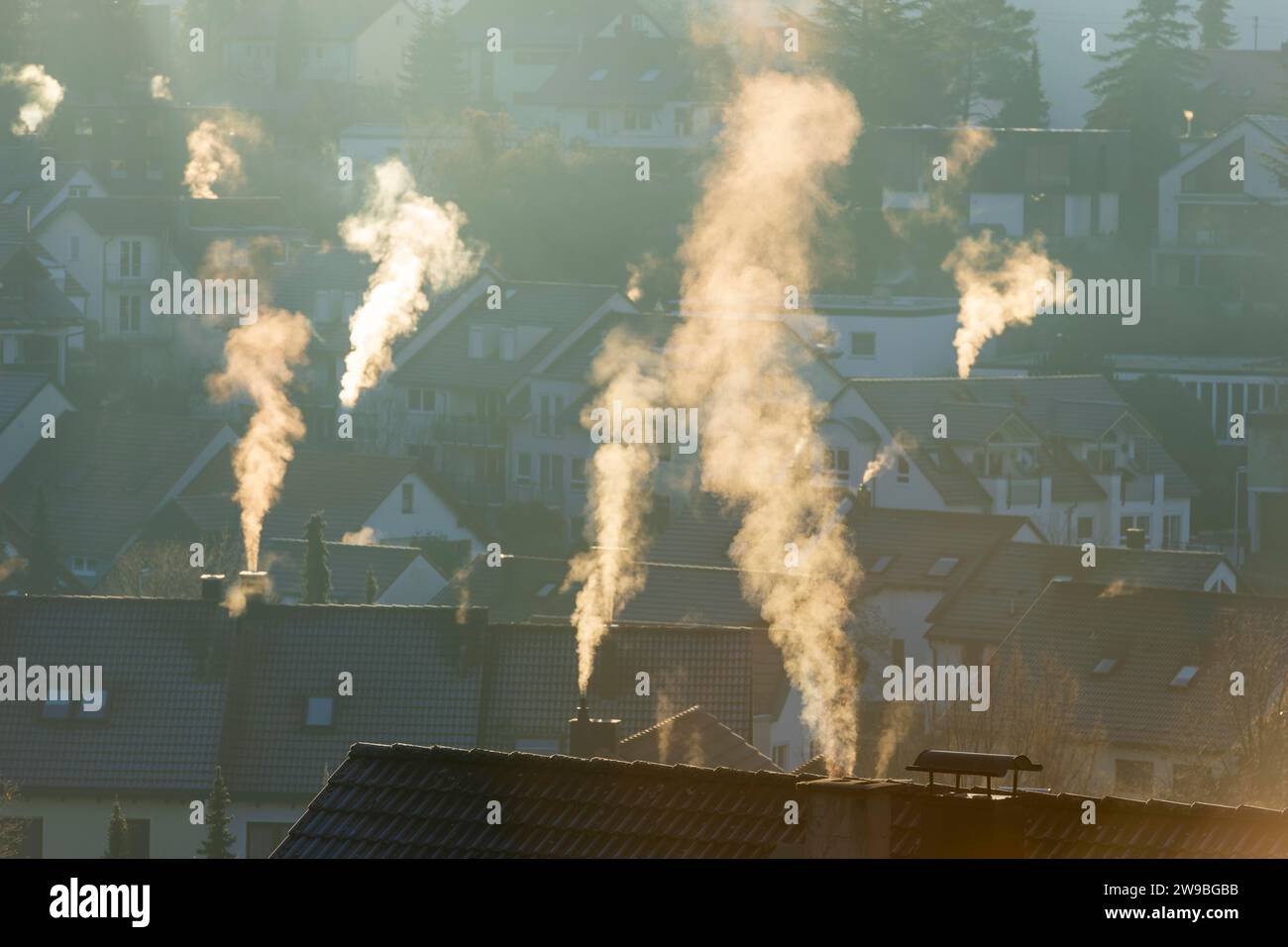 Immagine simbolica, camini fumanti su case, camini, riscaldamento a gas, riscaldamento a olio, riscaldamento a legna, combustibili fossili, cambiamenti climatici, riscaldamento globale, camini Foto Stock