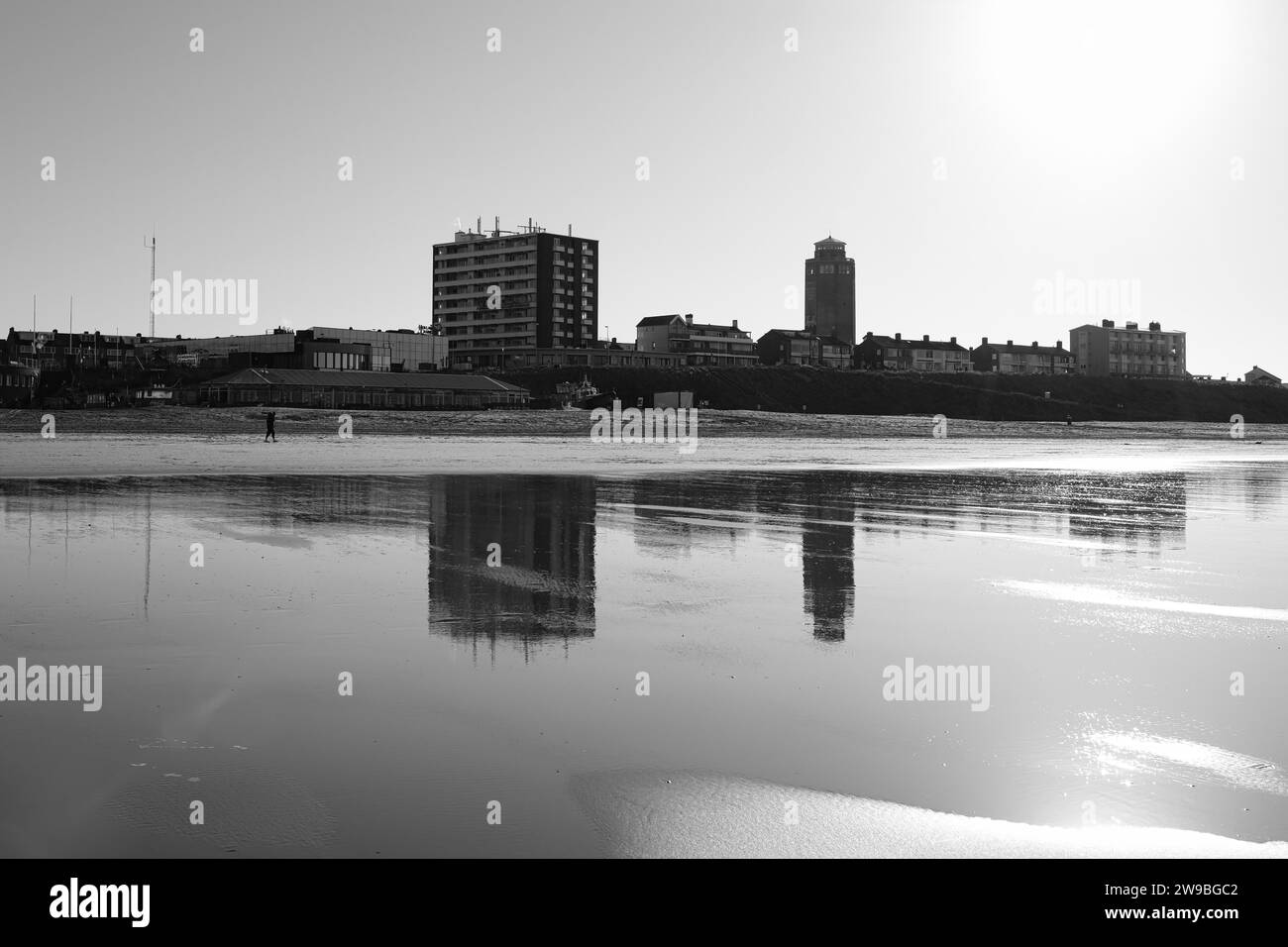 Edificio sulla spiaggia sabbiosa, Reflection, bianco e nero, Mare del Nord, Zandvoort, paesi Bassi Foto Stock