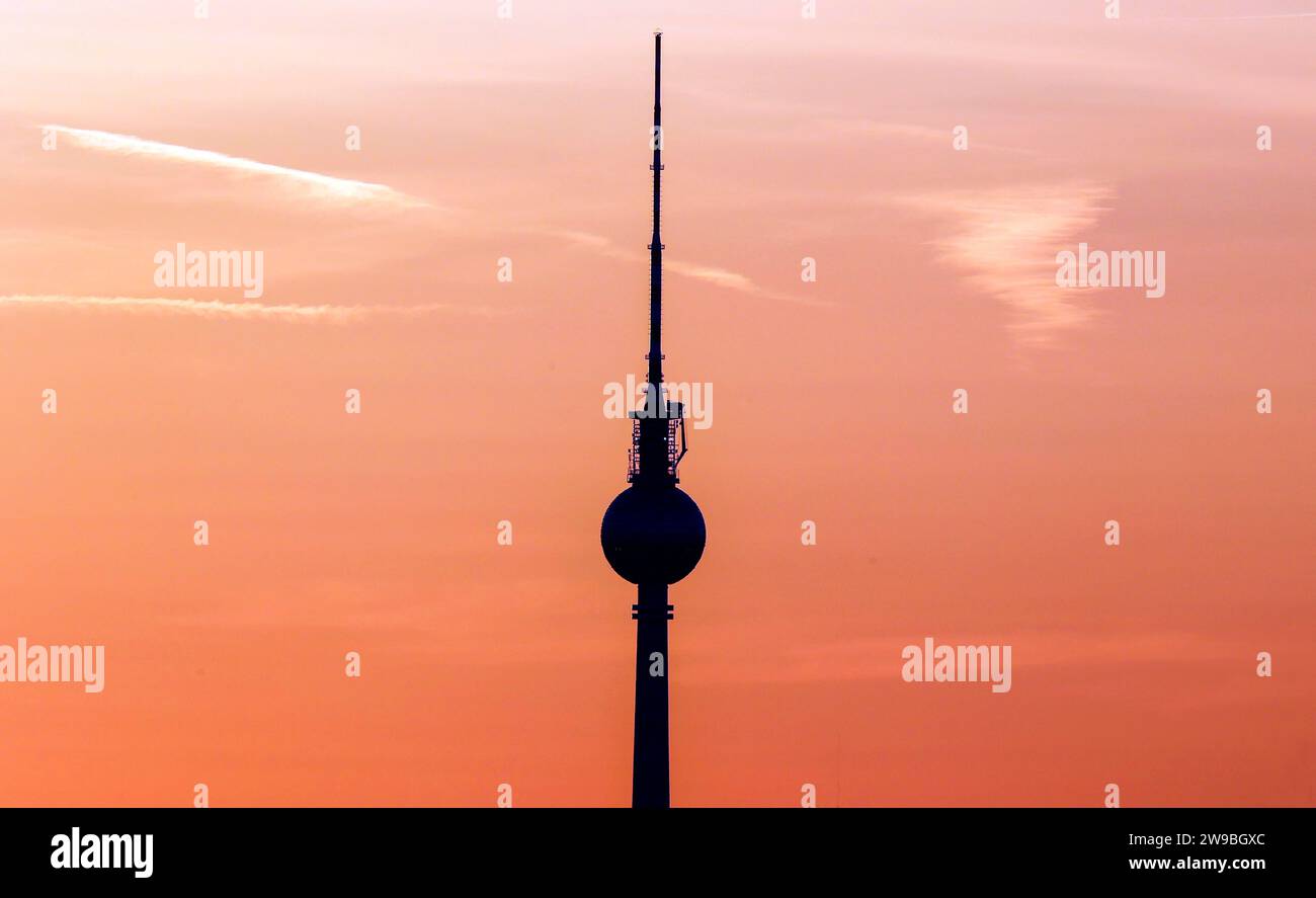 La torre della televisione di Berlino al tramonto, Berlino, 01.03.2023 Foto Stock