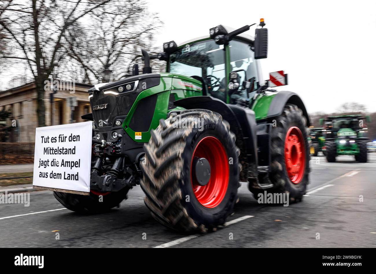 Dimostrazione degli agricoltori, gli agricoltori con i loro trattori protestano contro l'annullamento della sgravio fiscale per il gasolio agricolo, Berlino, 18.12.2023 Foto Stock