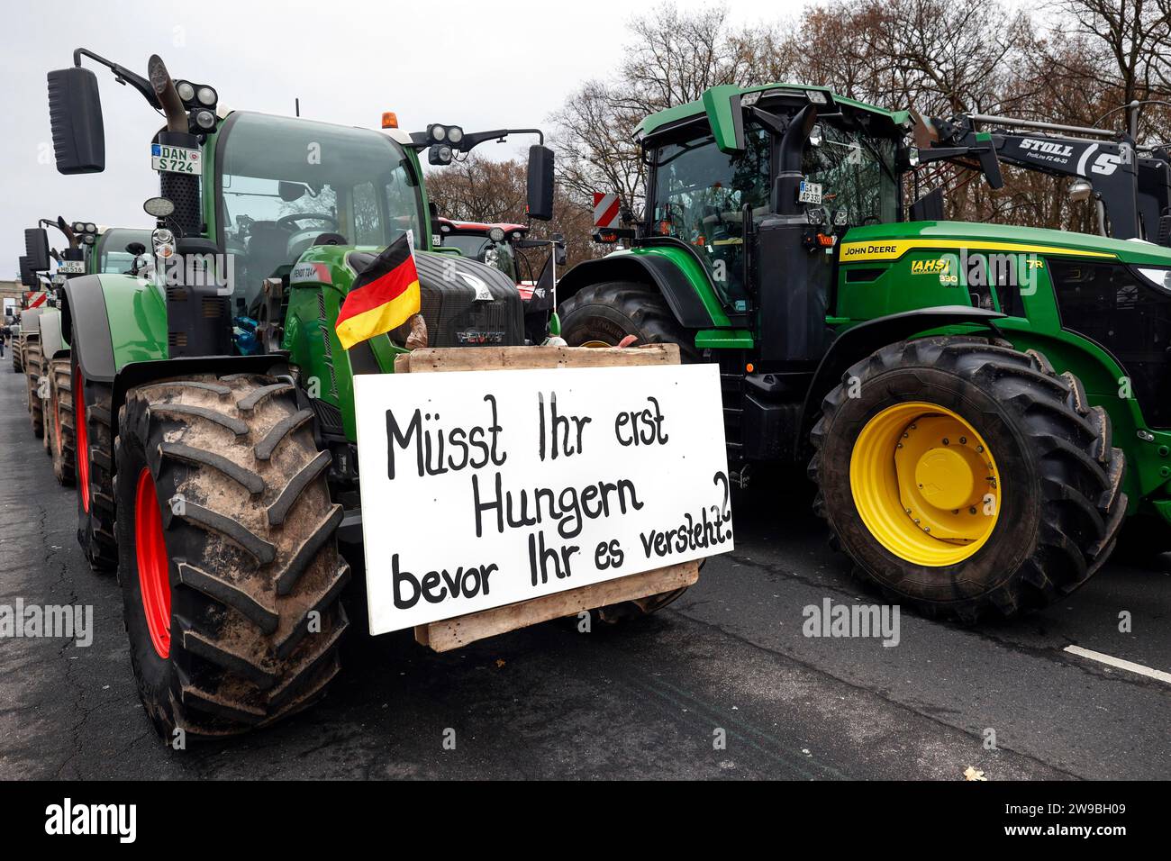 Dimostrazione degli agricoltori, gli agricoltori con i loro trattori protestano contro l'annullamento della sgravio fiscale per il gasolio agricolo, Berlino, 18.12.2023 Foto Stock