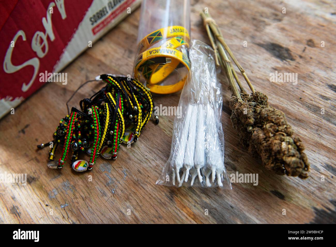 Braccialetti, cannabis e articolazioni, souvenir nelle Blue Mountains, Giamaica, America centrale Foto Stock