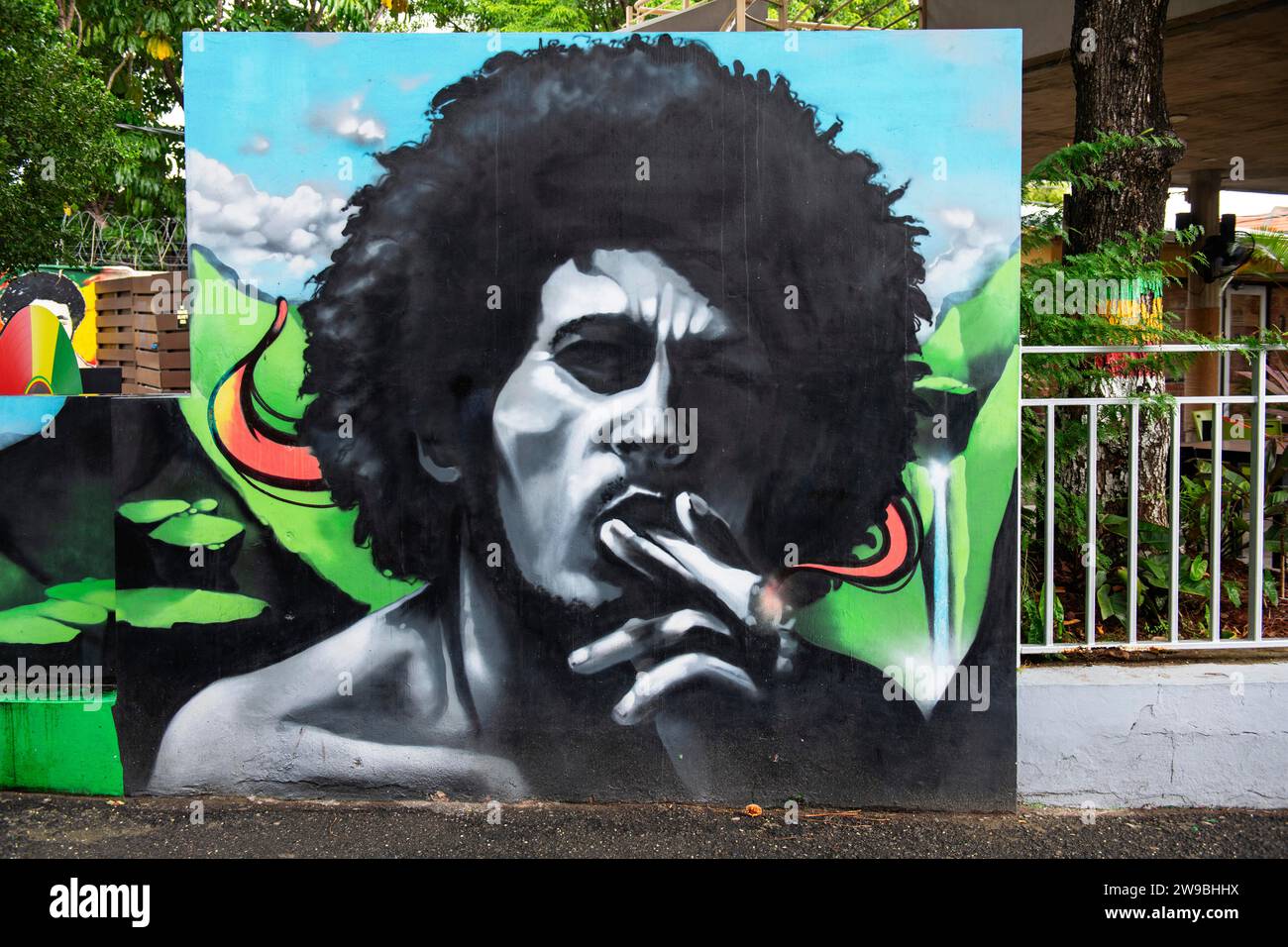 Bob Marley con sigaretta di cannabis, murale, Bob Marley Museum, Kingston, Giamaica, America centrale Foto Stock