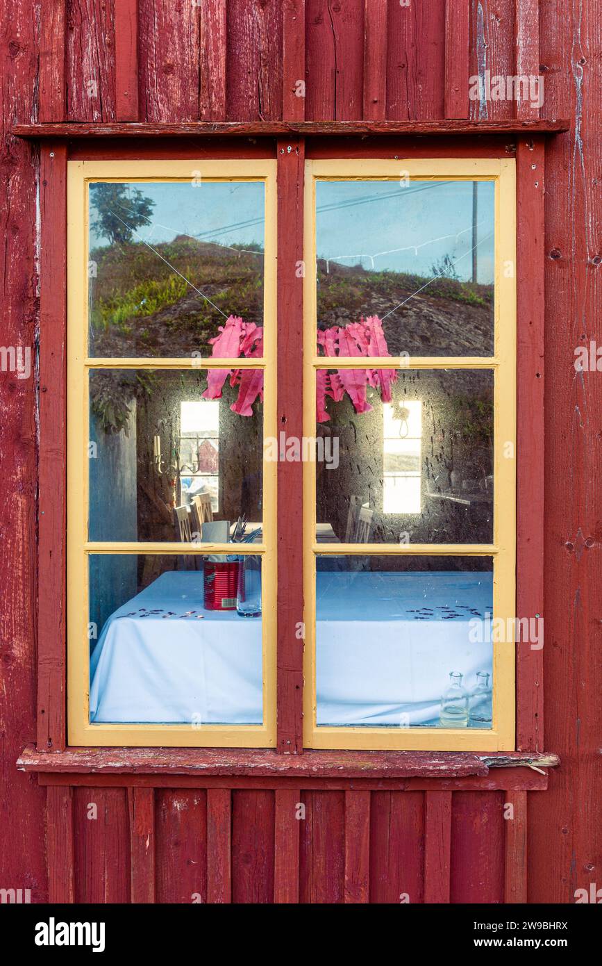Vista da una finestra sul soggiorno di un appartamento per le vacanze in un ex cottage di pescatori nel porto di Björholmen, isola di Tjörn, Svezia Foto Stock