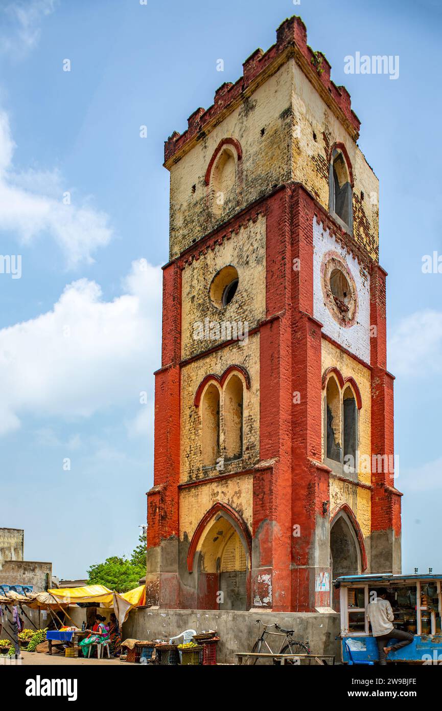 08 30 2015 Torre dell'orologio d'epoca vecchia e esaurita presso Bheemunipatnam Old Bus Stand Center Vizag Andhra Pradesh India Asia. Foto Stock