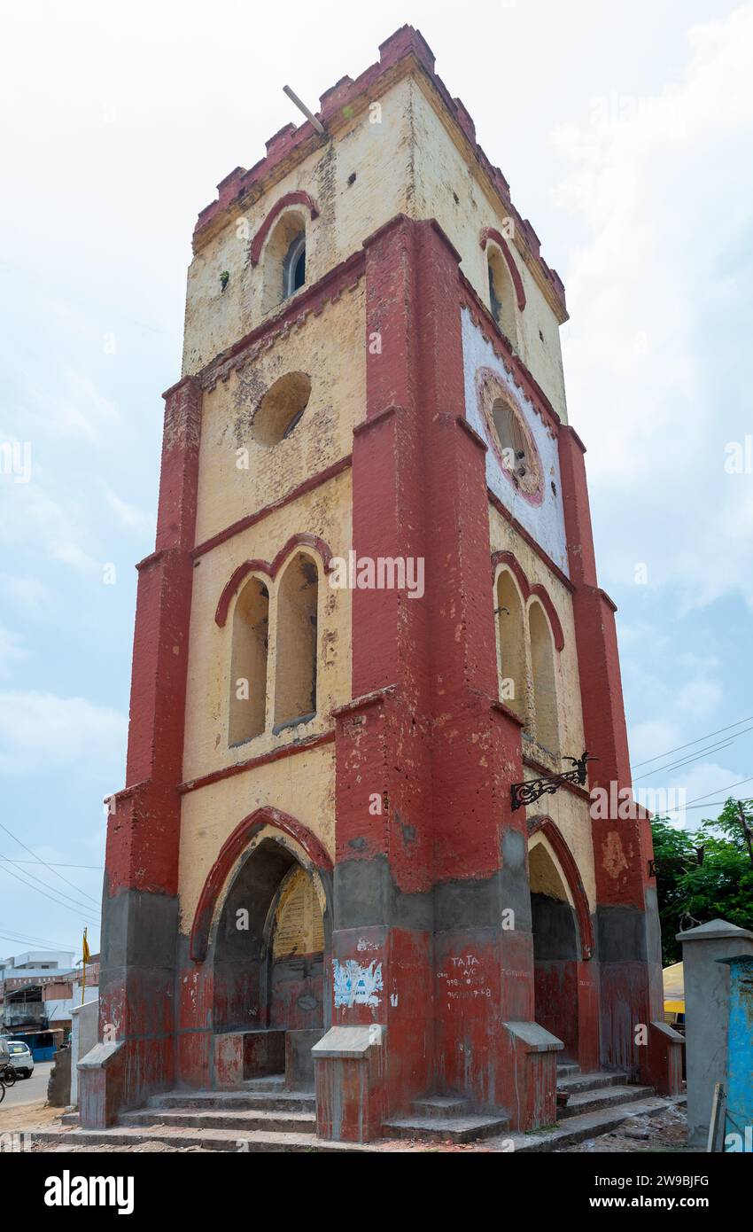 08 30 2015 Torre dell'orologio d'epoca vecchia e esaurita presso Bheemunipatnam Old Bus Stand Center Vizag Andhra Pradesh India Asia. Foto Stock
