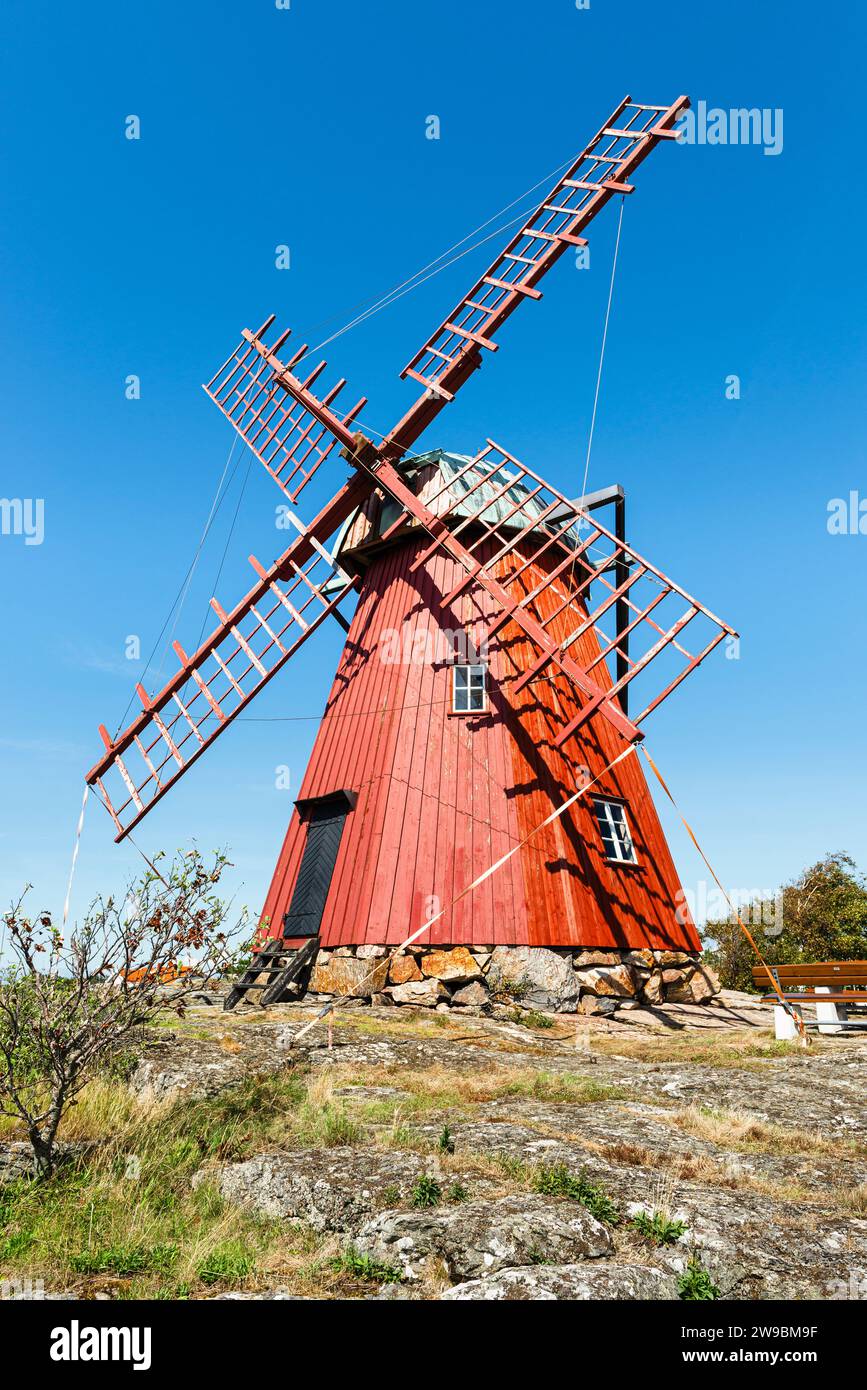 Storico mulino a vento rosso a Mollösund, sull'isola di Orust, nell'arcipelago della costa occidentale svedese Foto Stock