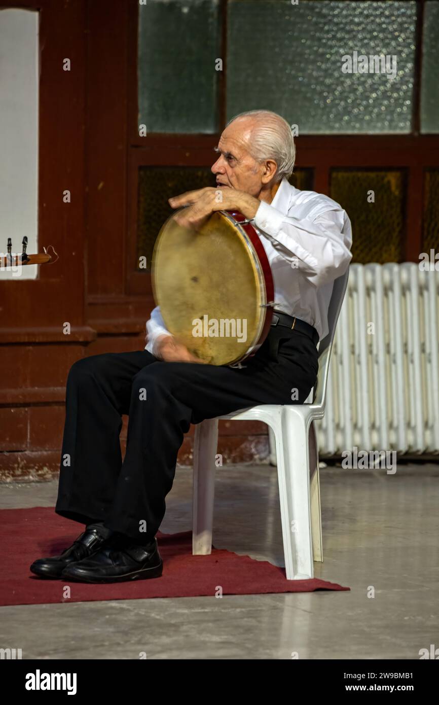 Suonatore di tamburo, cerimonia dei dervisci vorticosi, stazione ferroviaria di Sirkeci, Istanbul, Turchia Foto Stock