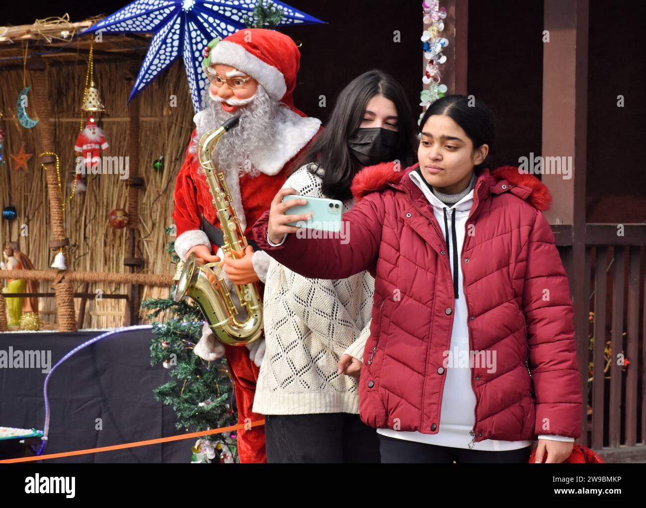 Srinagar, India. 25 dicembre 2023. La messa più grande della valle si svolge presso la chiesa cattolica della Sacra famiglia a Maulana Azad Road, Srinagar, qui dove centinaia di cristiani, tra cui donne e bambini, si sono riuniti per celebrare il compleanno di Gesù Cristo e hanno tenuto preghiere speciali. Il 25 dicembre 2023 crediti fotografici Umer Qadir Credit: Eyepix Group/Alamy Live News Foto Stock