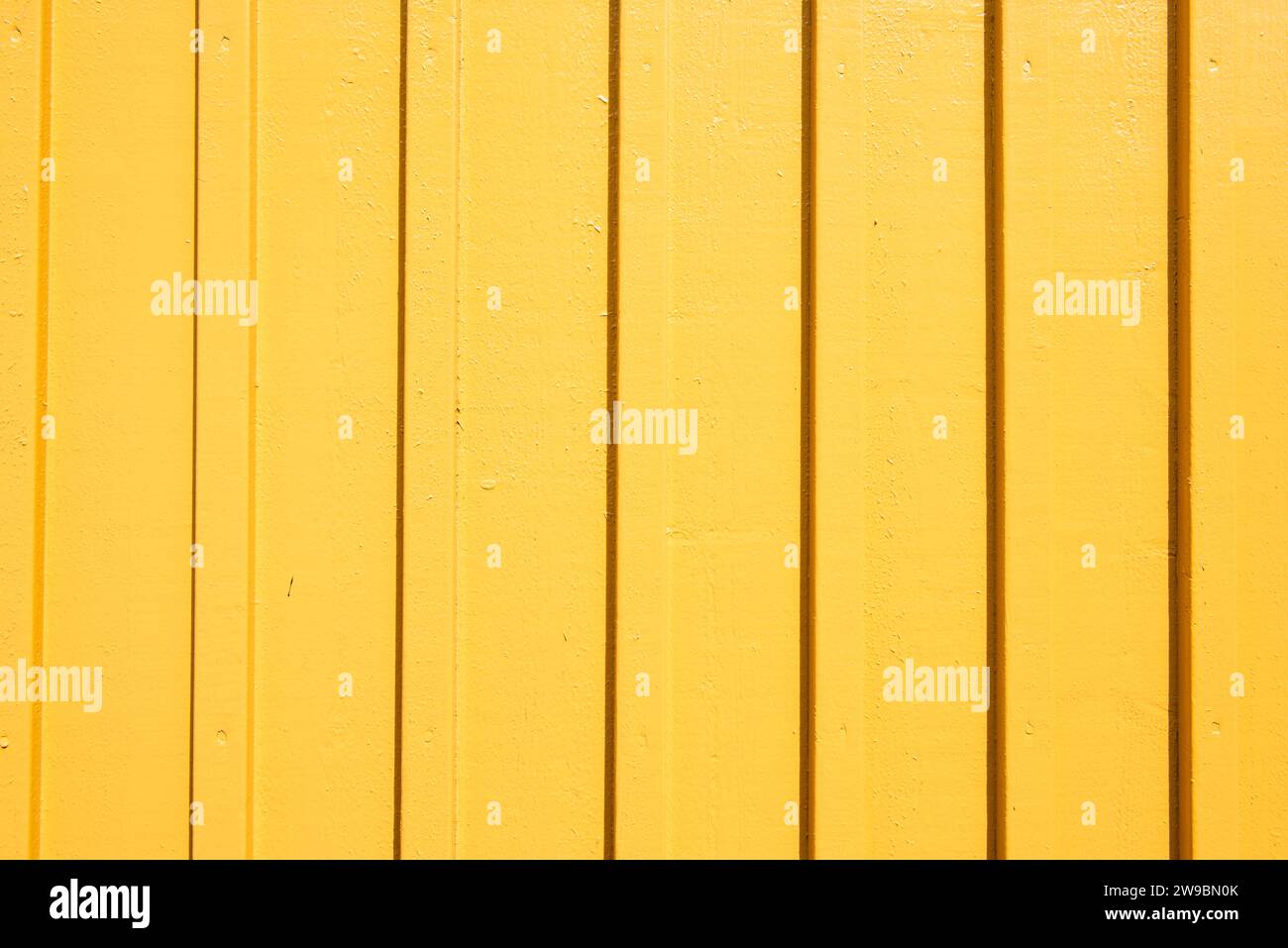 Tavole dipinte di giallo di una facciata in legno di una tipica casa in legno svedese, Fiskebäckskil, Orust, Svezia Foto Stock