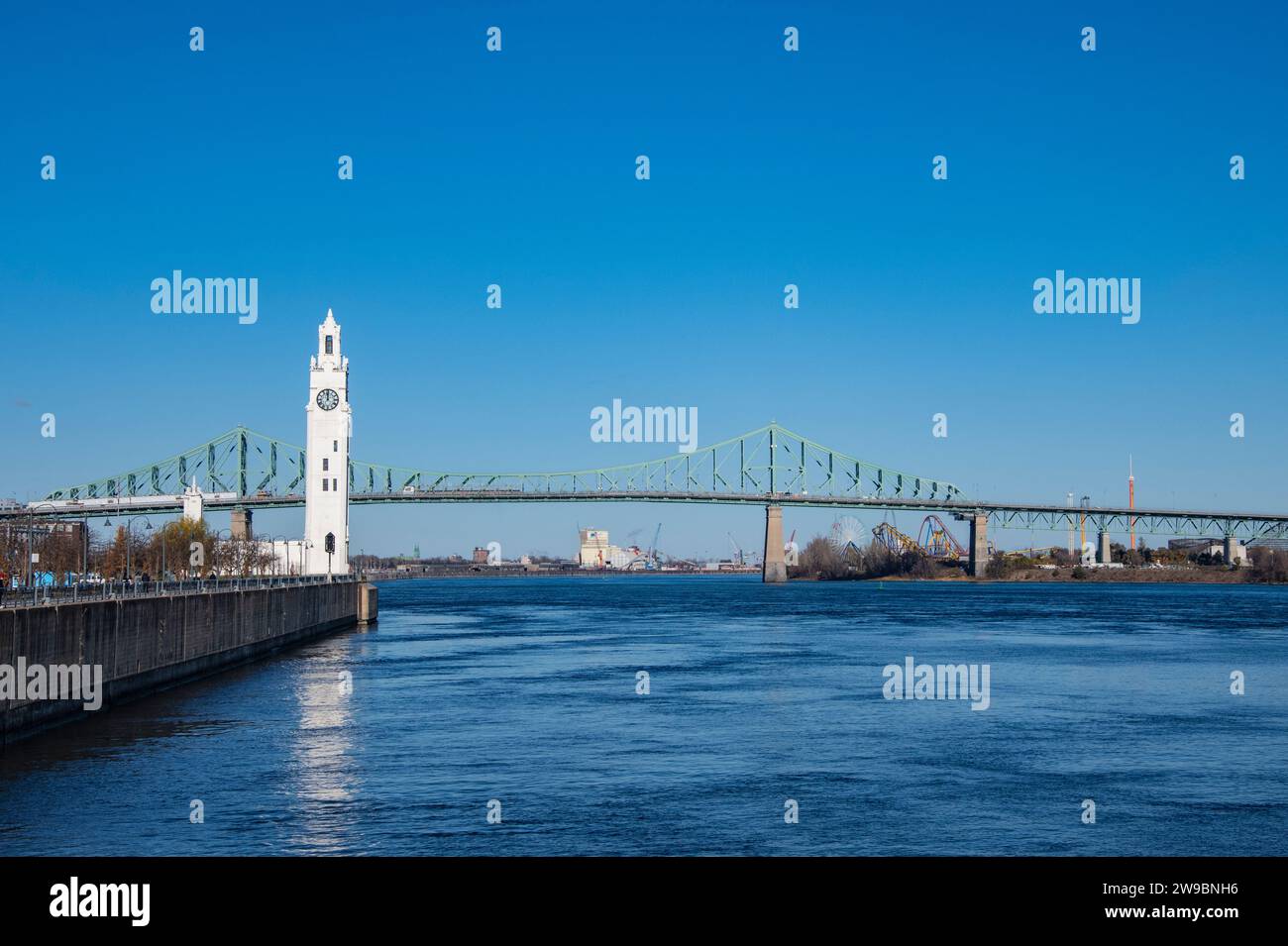 Jacques Cartier Bridge dal vecchio porto di Montreal, Quebec, Canada Foto Stock