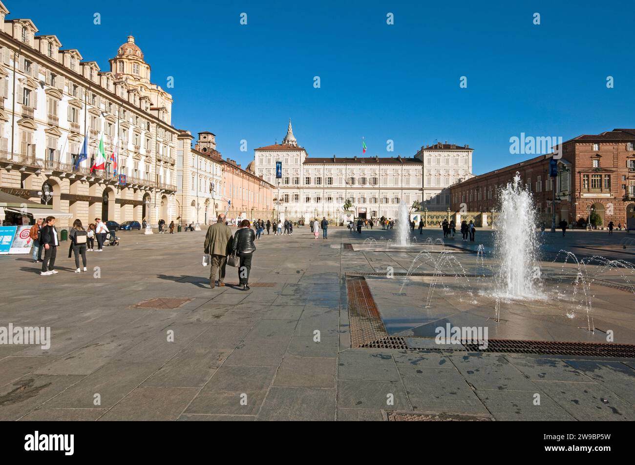 Piazza del Castello con il Palazzo reale (Musei reali) sullo sfondo, Torino, Piemonte, Italia Foto Stock