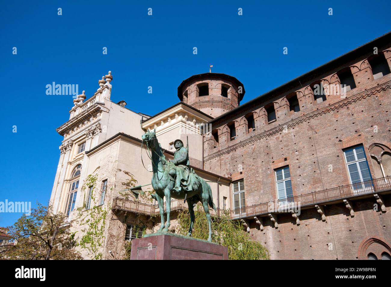 Monumento ai Cavalieri d'Italia (realizzato da Pietro Canonica nel 1923) accanto al Palazzo Madama in Piazza del Castello, Torino, Piemonte, Italia Foto Stock