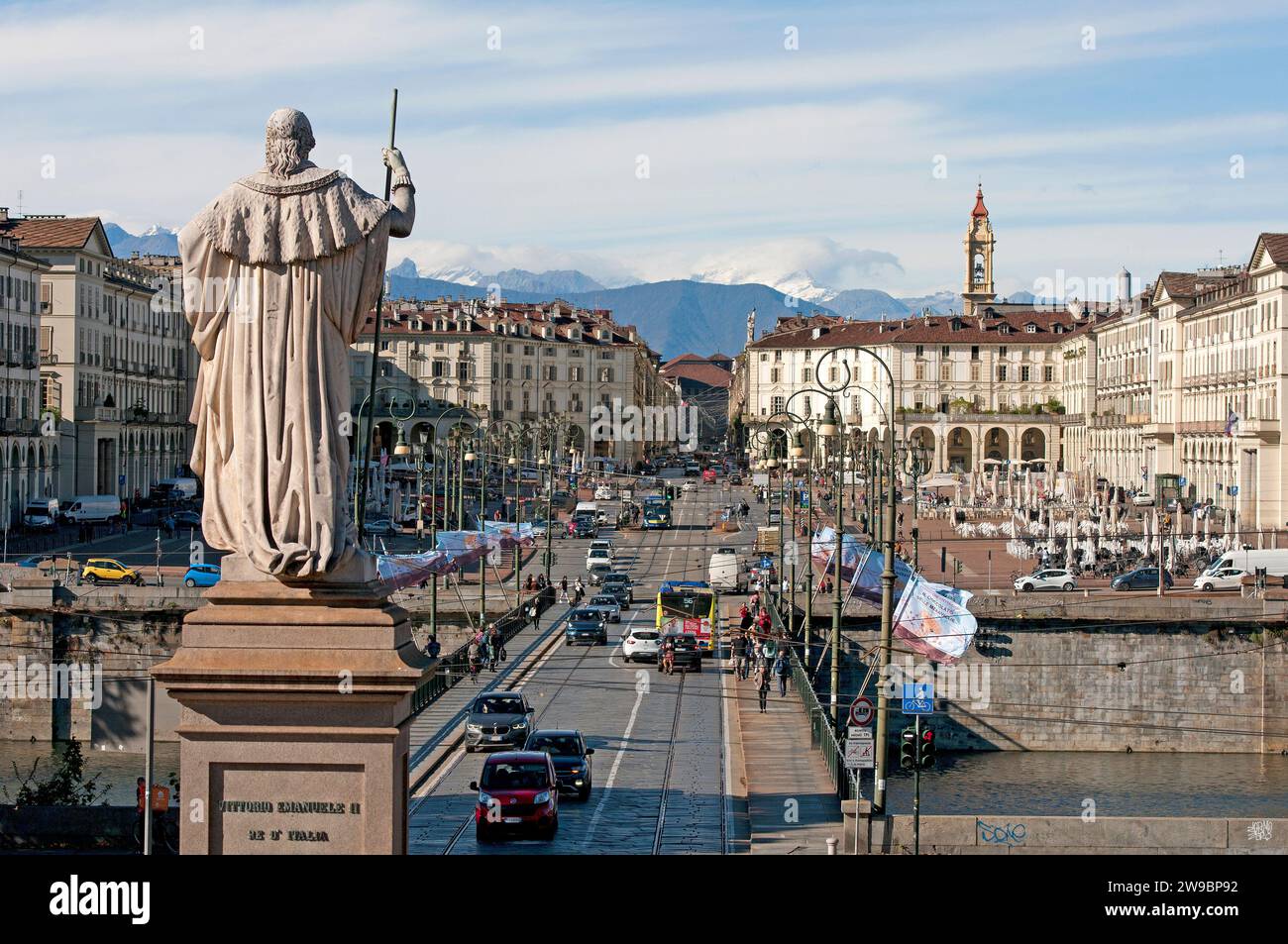 Vista del ponte Vittorio Emanuele e di piazza Vittorio Veneto (con il retro della statua di Vittorio Emanuele i, di Giuseppe Gaggini), Torino, Piemonte, Italia Foto Stock