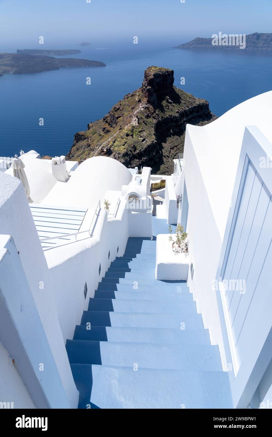 Architettura tipica dell'isola di Santorini, con strutture dipinte di bianco e splendide vedute della caldera e del Mar Egeo, in Grecia. Foto Stock