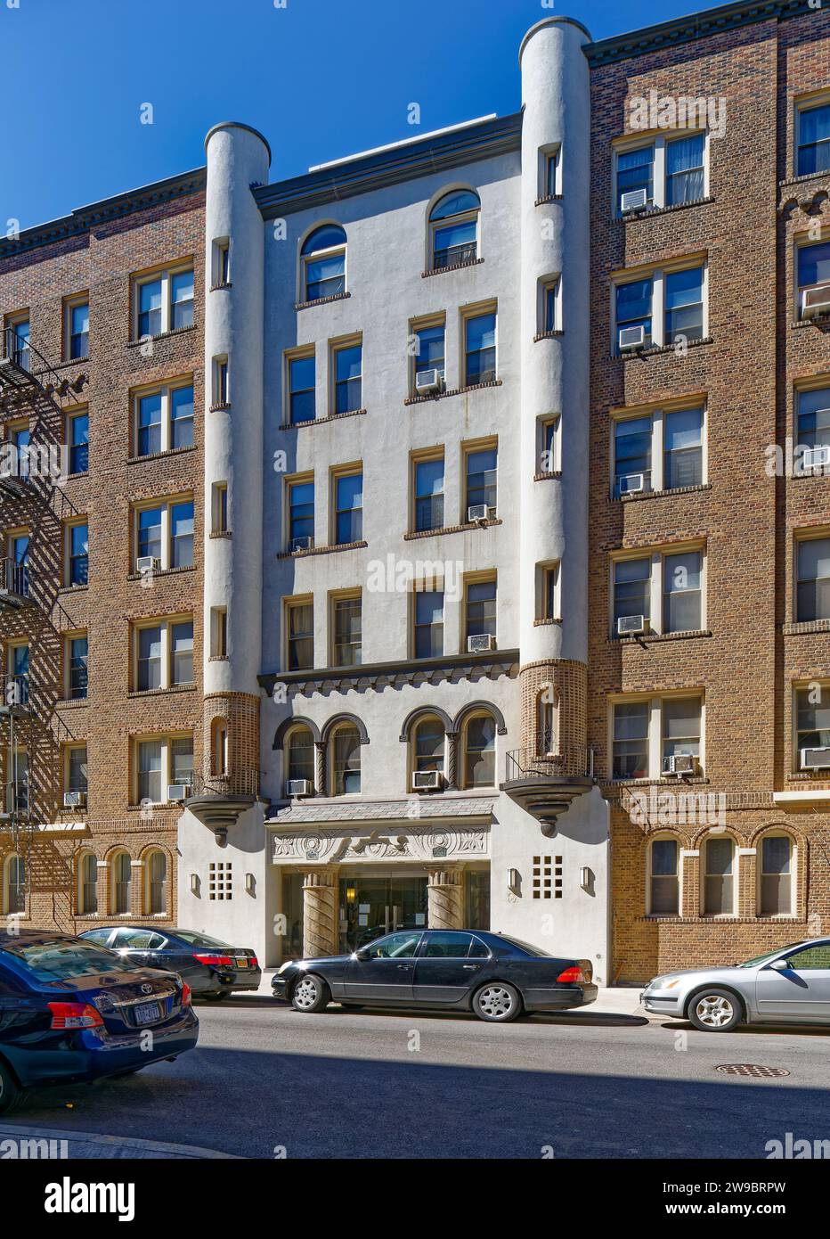 Delmar, 3100 Brighton 2nd Street in Brighton Beach, Brooklyn, presenta baie alternate in stucco e mattoni, torrette all'angolo e fiancheggiano l'entrata. Foto Stock