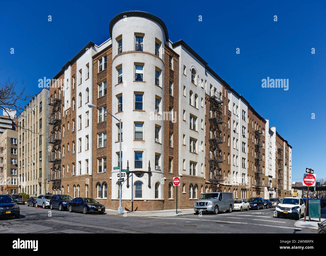 Delmar, 3100 Brighton 2nd Street in Brighton Beach, Brooklyn, presenta baie alternate in stucco e mattoni, torrette all'angolo e fiancheggiano l'entrata. Foto Stock