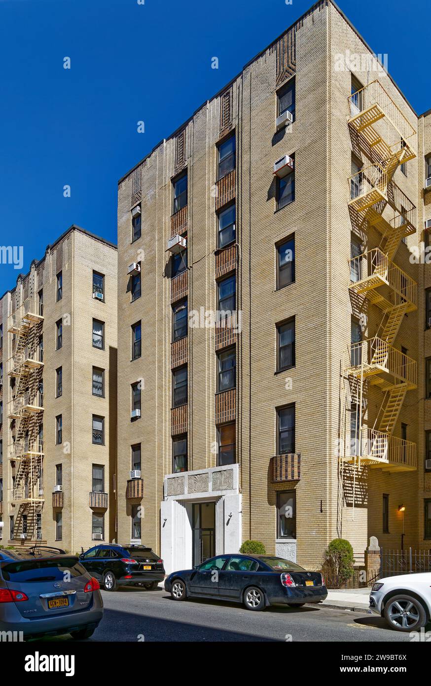 Il 3111 Brighton 1st Place è un edificio di appartamenti in stile Art Deco a Brighton Beach, Brooklyn. Gli pseudo balconi in mattoni di Giulietta sono stati rimossi. Foto Stock