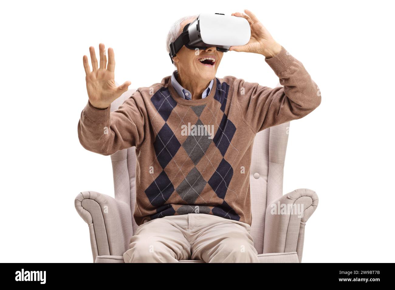 Signore anziano seduto su una poltrona con un visore VR isolato su sfondo bianco Foto Stock