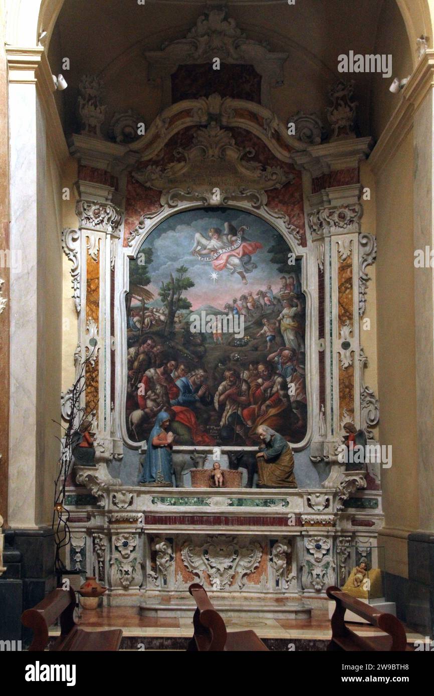 Martina Franca, Italia. All'interno della Chiesa di S.. Martin di Tours. Cappella della Natività, con una tempera dell'Adorazione dei Pastori. Foto Stock