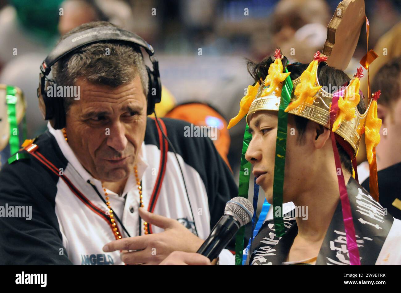 Il conduttore del WIP Anthony Gargano, a sinistra, intervistò il ristoratore competitivo Takeru Kobayashi, vincitore del 20th Wing Bowl. Foto Stock