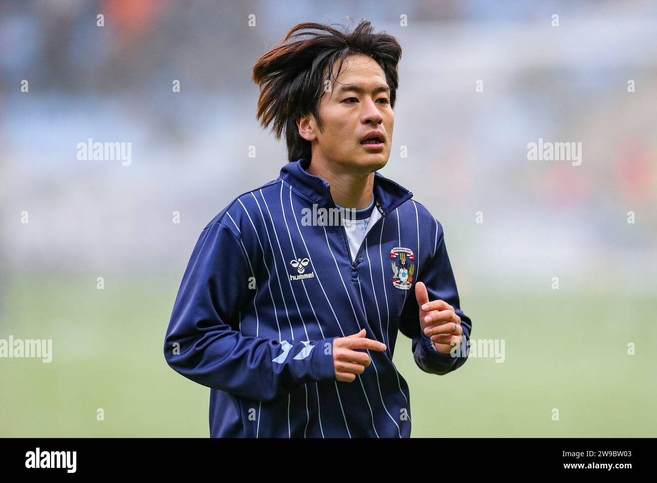 Coventry, Regno Unito. 26 dicembre 2023. Il centrocampista del Coventry City Tatsuhiro Sakamoto (7) si scalda durante la partita del Coventry City FC contro Sheffield Wednesday FC Sky BET EFL Championship alla Coventry Building Society Arena, Coventry, Inghilterra, Regno Unito il 26 dicembre 2023 Credit: Every Second Media/Alamy Live News Foto Stock