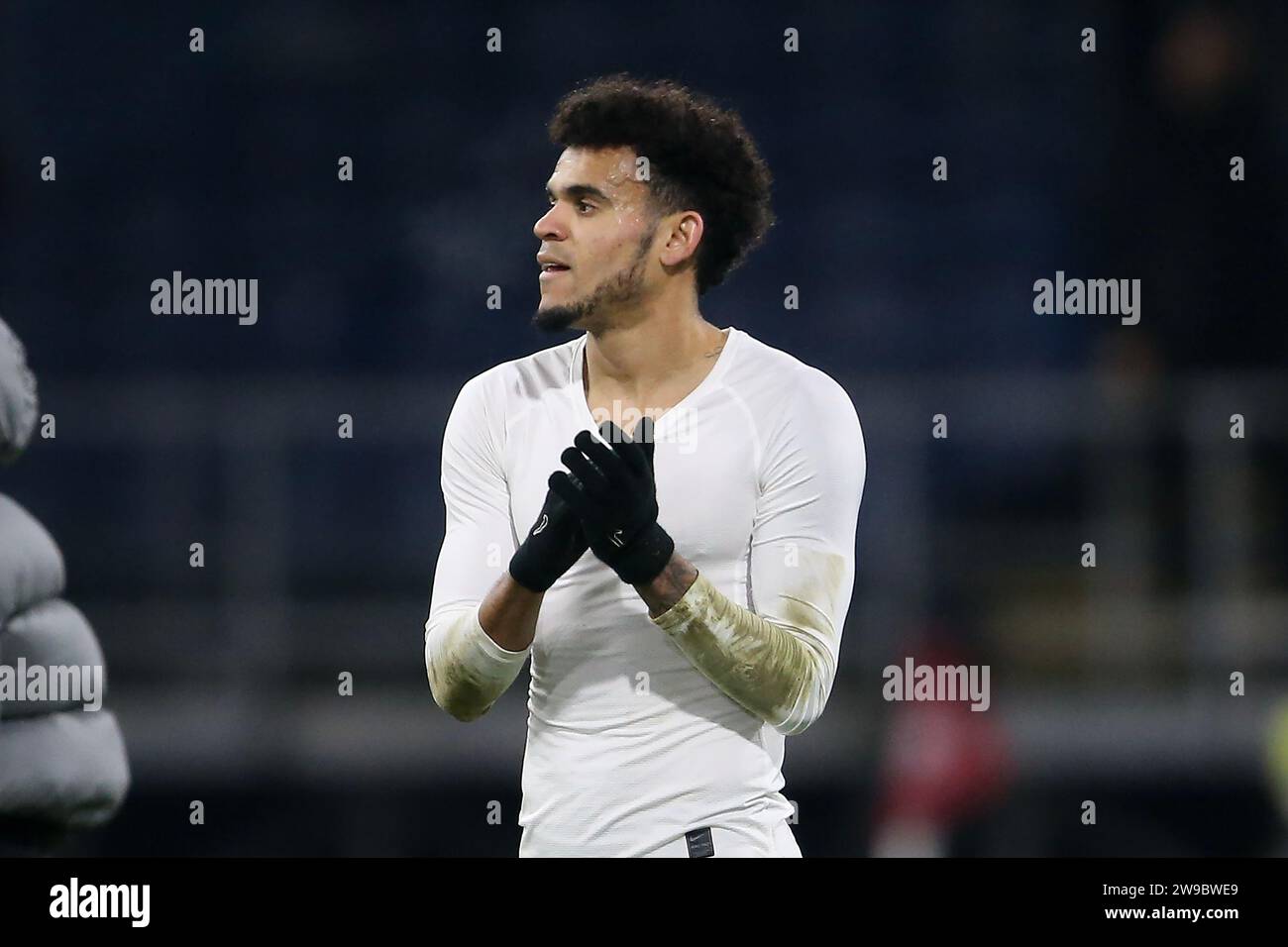 Burnley, Regno Unito. 26 dicembre 2023. Luis Diaz del Liverpool dimostra il suo apprezzamento per i tifosi alla fine della partita. Partita di Premier League, Burnley contro Liverpool al Turf Moor di Burnley, Lancs il giorno di Santo Stefano, martedì 26 dicembre 2023. Questa immagine può essere utilizzata solo per scopi editoriali. Solo per uso editoriale, foto di Chris Stading/Andrew Orchard fotografia sportiva/Alamy Live news credito: Andrew Orchard fotografia sportiva/Alamy Live News Foto Stock