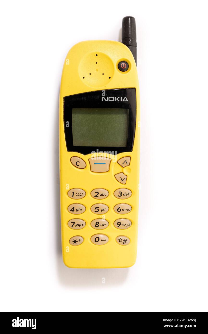 Galizia, Spagna; 21 dicembre 2023: Cellulare Nokia degli anni '1990 isolato su sfondo bianco Foto Stock