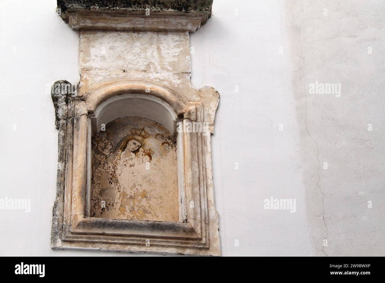 Antico dipinto di una Madonna con Gesù bambino sulla facciata di un edificio nel centro storico di Martina Franca, Italia Foto Stock