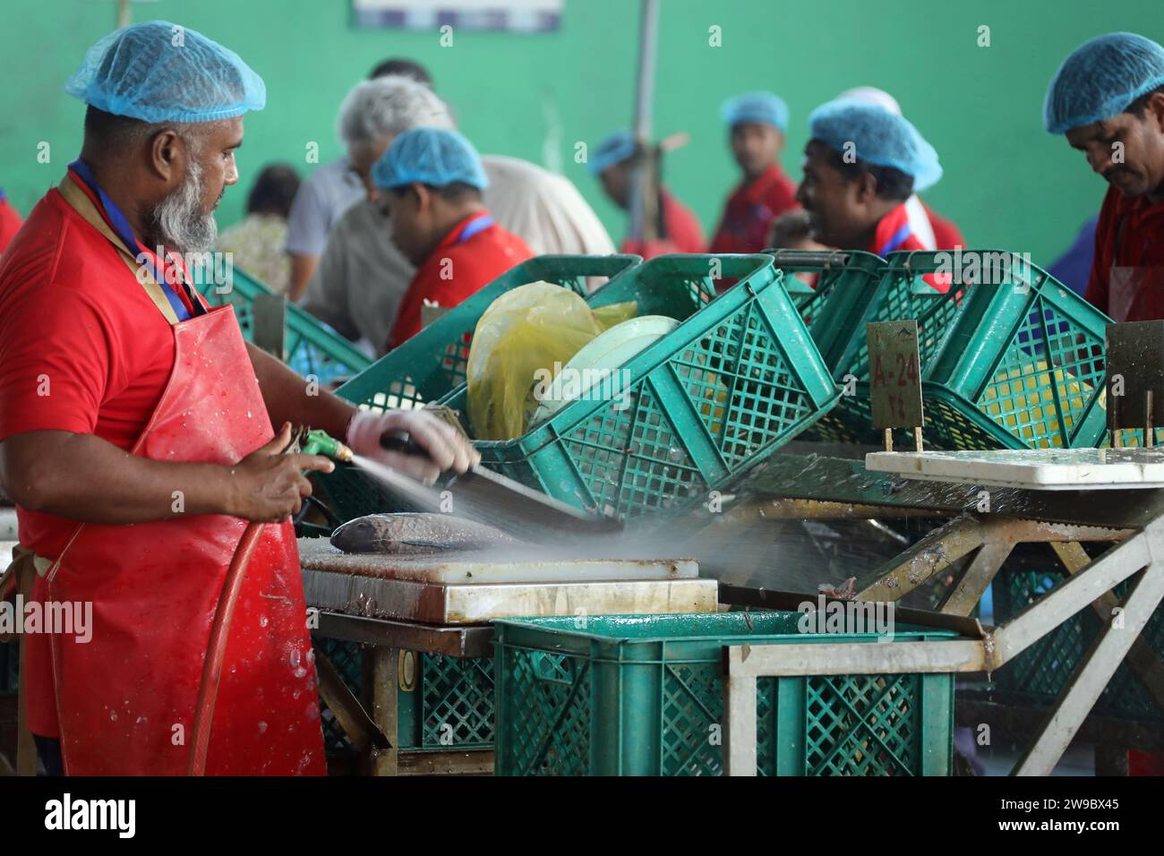 Camera per le pulizie presso il mercato del pesce centrale di Jeddah in Arabia Saudita Foto Stock