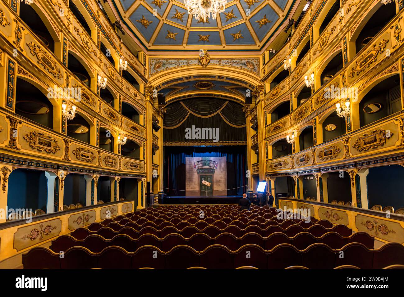 L'auditorium ovale del Teatru Manoel a La Valletta, Malta, si affaccia sul palcoscenico con il suo telone chiuso. Il Gran Maestro António Manoel de Vilhena fece costruire il teatro nel 1731/32; con tre ordini di palchetti in legno dorati e un soffitto a cassettoni blu pallido, è considerato il terzo teatro ancora in funzione più antico d'Europa. Foto Stock
