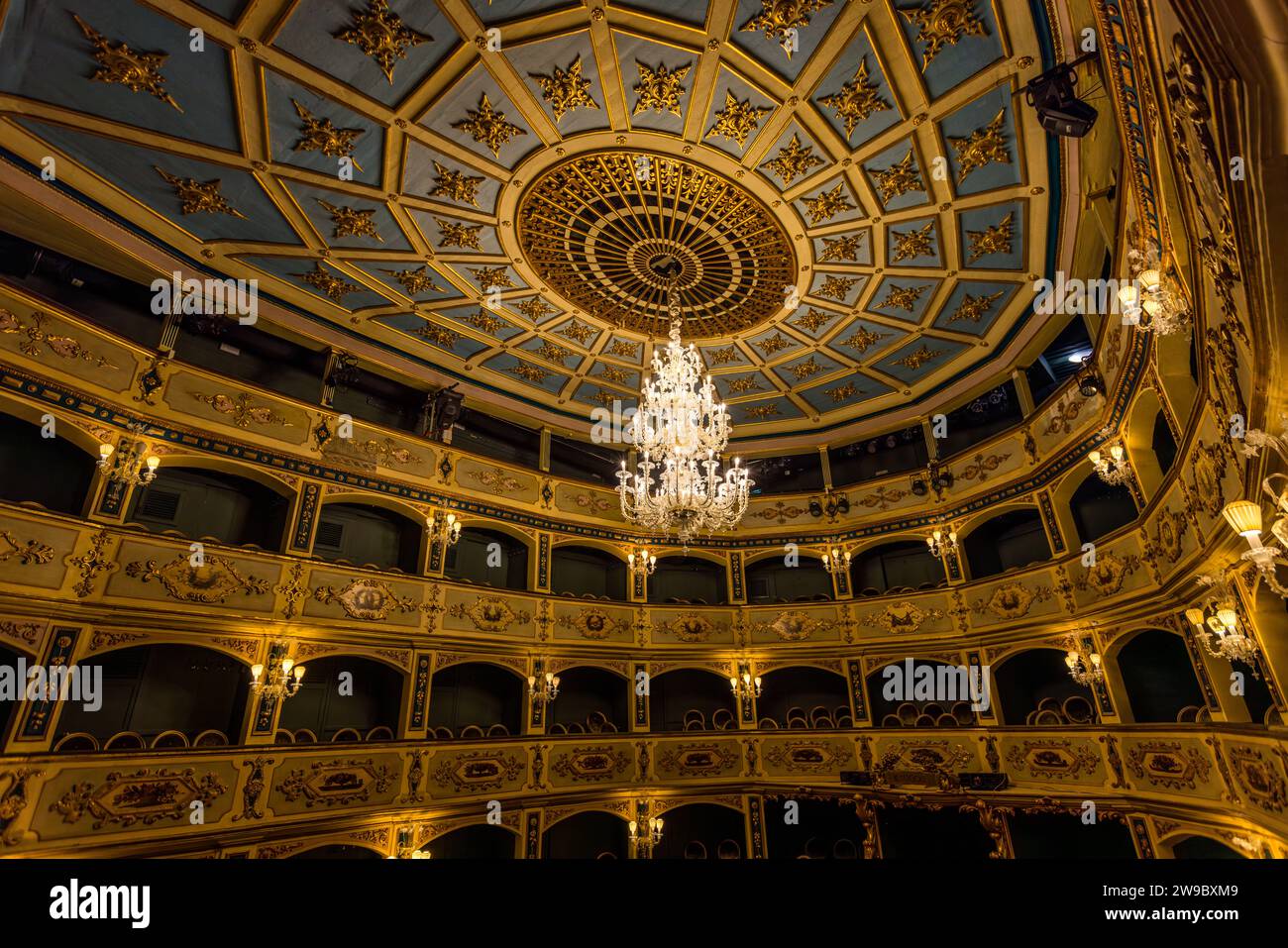 Il soffitto a cupola del Teatru Manoel a La Valletta, Malta, si inarca sopra i palchi, con un lampadario di cristallo in primo piano. Il Gran Maestro António Manoel de Vilhena fece costruire il teatro nel 1731/32; è considerato il terzo teatro ancora funzionante più antico d'Europa. Foto Stock