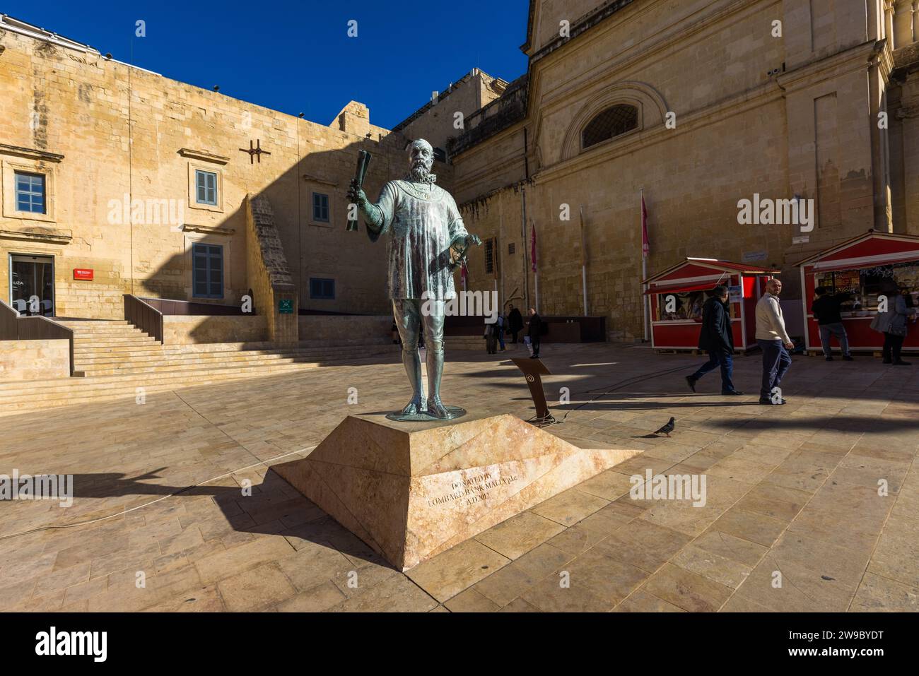 Il monumento a Jean Parisot de Valette, fondatore della città di Valletta, Malta, si trova in Piazza Jean de Valette, chiamata così in suo onore. Lo scultore Joseph Chetcuti ha creato la statua in bronzo alta 2,5 metri, svelata nel 2012; rappresenta il Gran Maestro con il piano fondativo della città in una mano e una spada nell'altra. Foto Stock