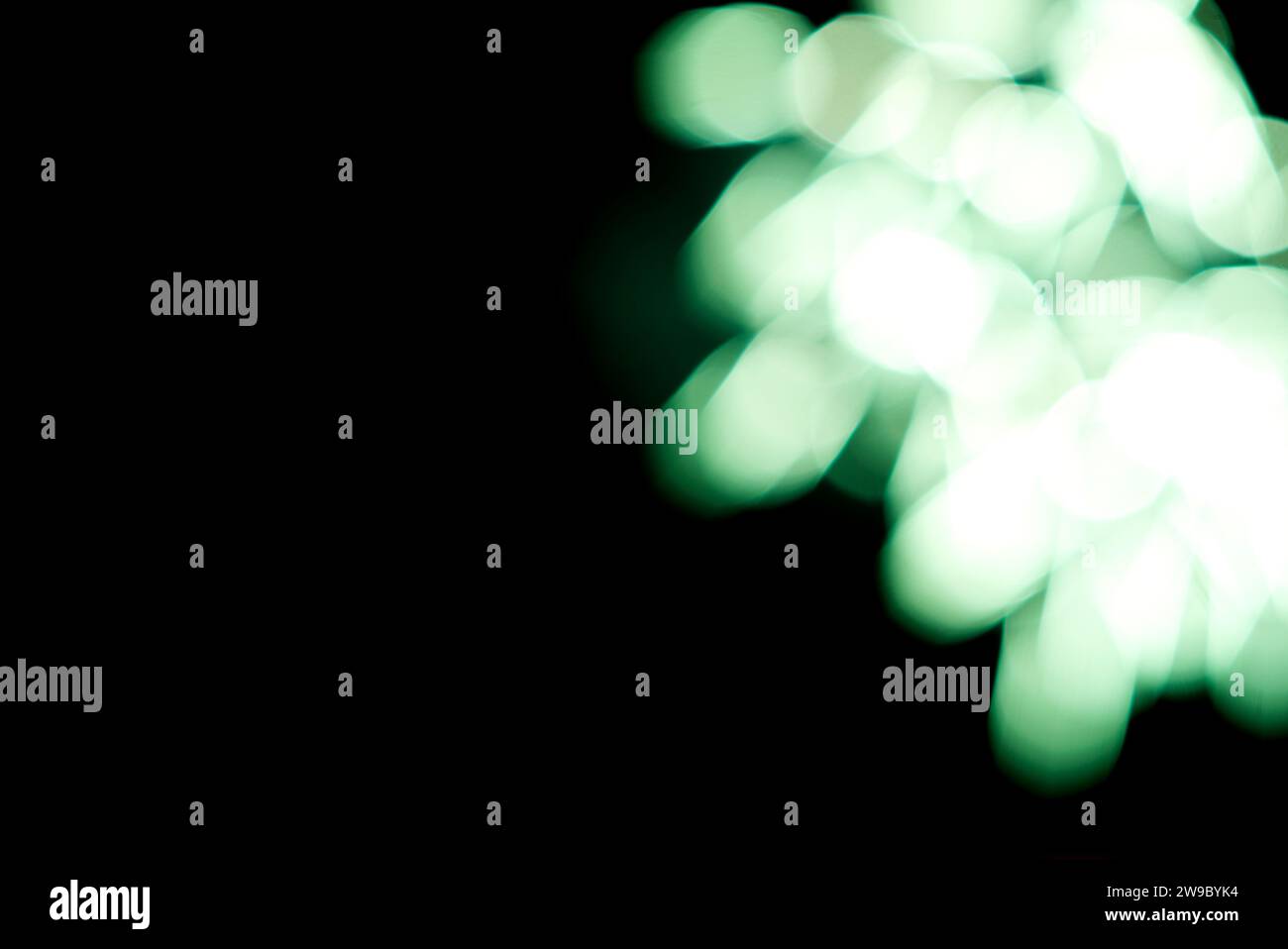 il fuoco verde sfocato funziona come sfondo Foto Stock