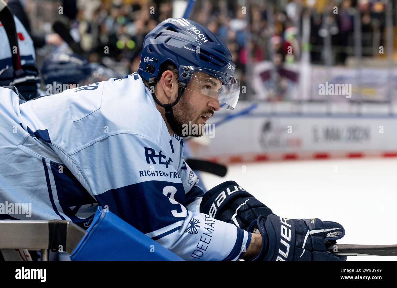 Muenchen, Deutschland. 26 dicembre 2023. Stephan Daschner (Straubing Tigers, n. 9). EHC Red Bull Muenchen gegen Straubing Tigers, Eishockey, DEL, 31. Spieltag, Saison 2023/2024, 26.12.2023. Foto: Eibner-Pressefoto/Heike Feiner Credit: dpa/Alamy Live News Foto Stock