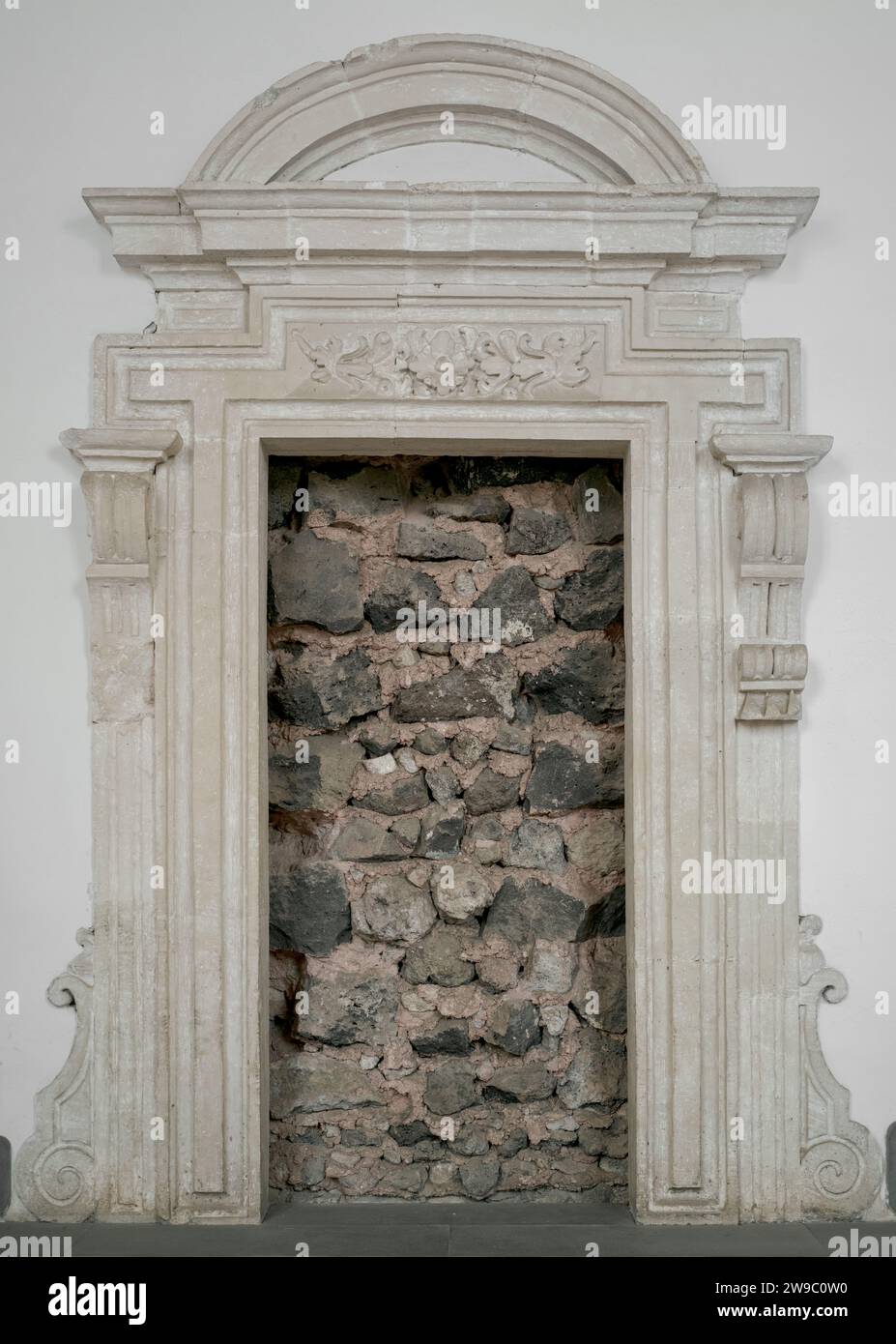 Portale monumentale verso il nulla presso il Monastero benedettino di Catania, Sicilia, Italia Foto Stock