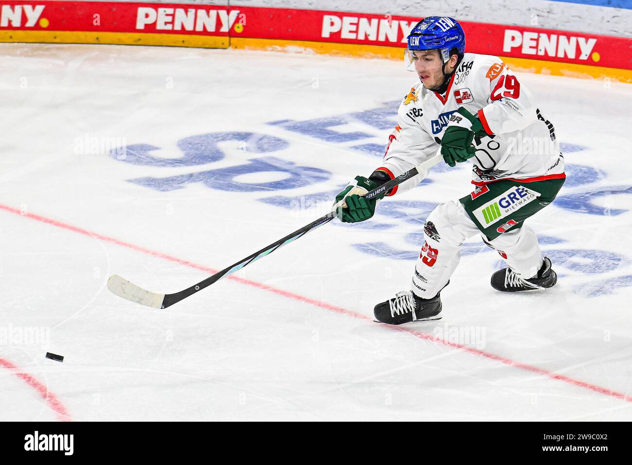 Eishockey DEL - Düsseldorfer EG vs Augsburger Panther AM 26.12.2023 im PSD Bank Dome in Düsseldorf Augsburgs Nicholas Welsh (Nr.29) foto: Osnapix Foto Stock