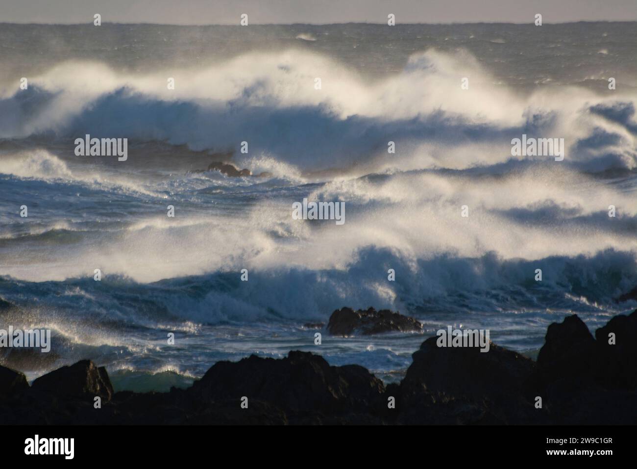 Kräftige Wellen vor der Atlantikinsel Ouessant Foto Stock