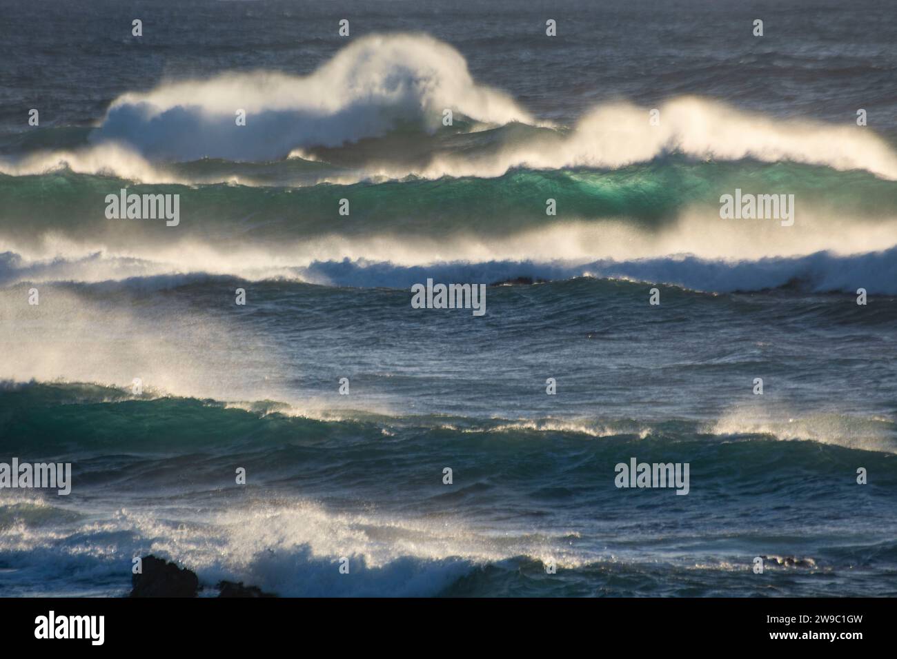 Kräftige Wellen vor der Atlantikinsel Ouessant Foto Stock