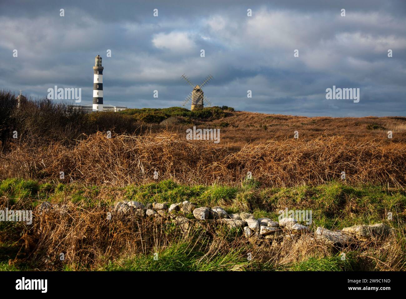 Der imposante Creach-Leuchtturm im Nordwesten der Atlantikinsel Ouessant Foto Stock