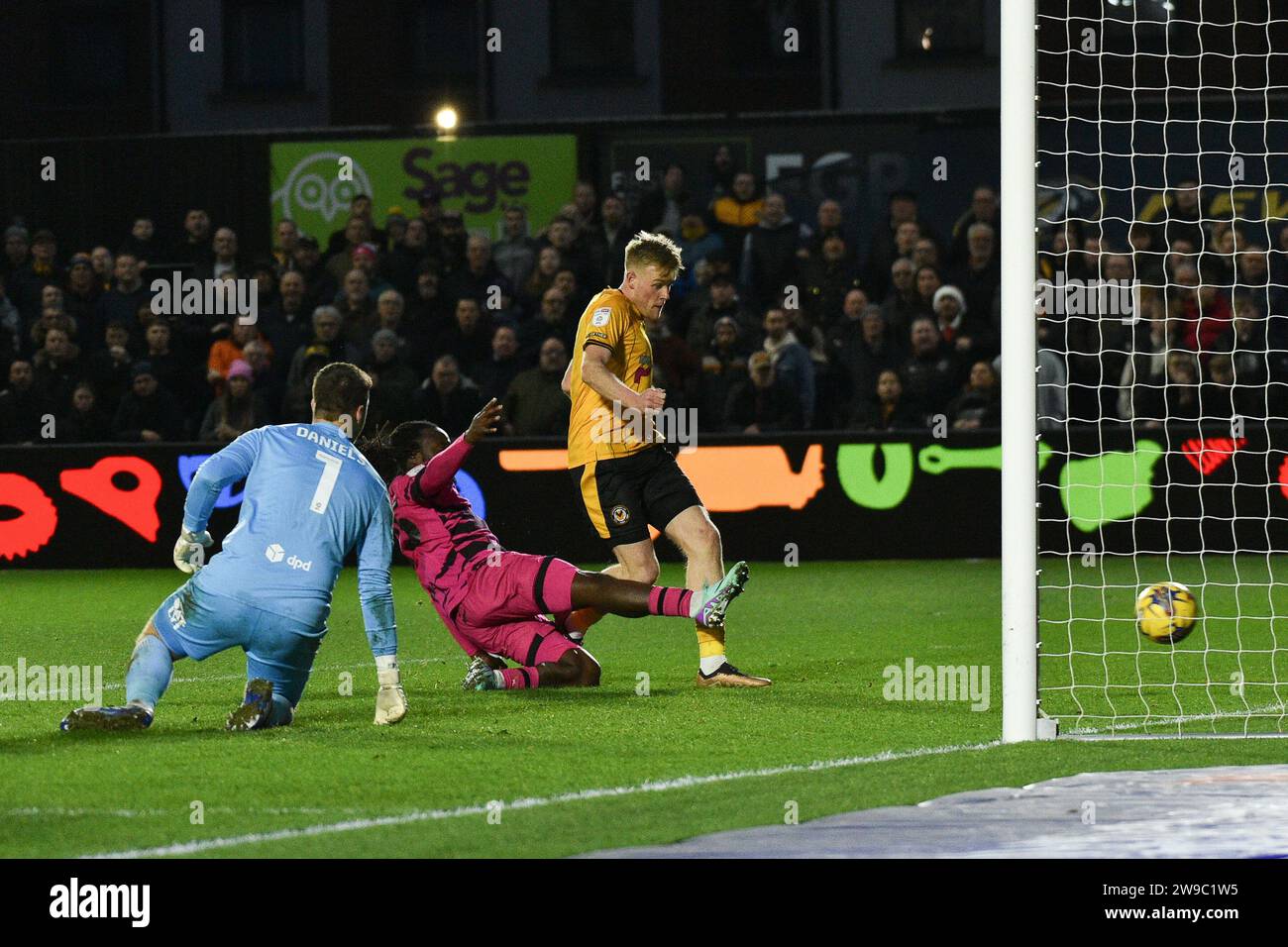 Newport, Regno Unito. 26 dicembre 2023. Will Evans della contea di Newport segna il secondo gol della sua squadra. EFL football League Two match, Newport County contro Forest Green Rovers alla Rodney Parade a Newport, Galles, il giorno di Santo Stefano, martedì 26 dicembre 2023. Questa immagine può essere utilizzata solo per scopi editoriali. Solo editoriale, foto di Credit: Andrew Orchard Sports Photography/Alamy Live News Foto Stock
