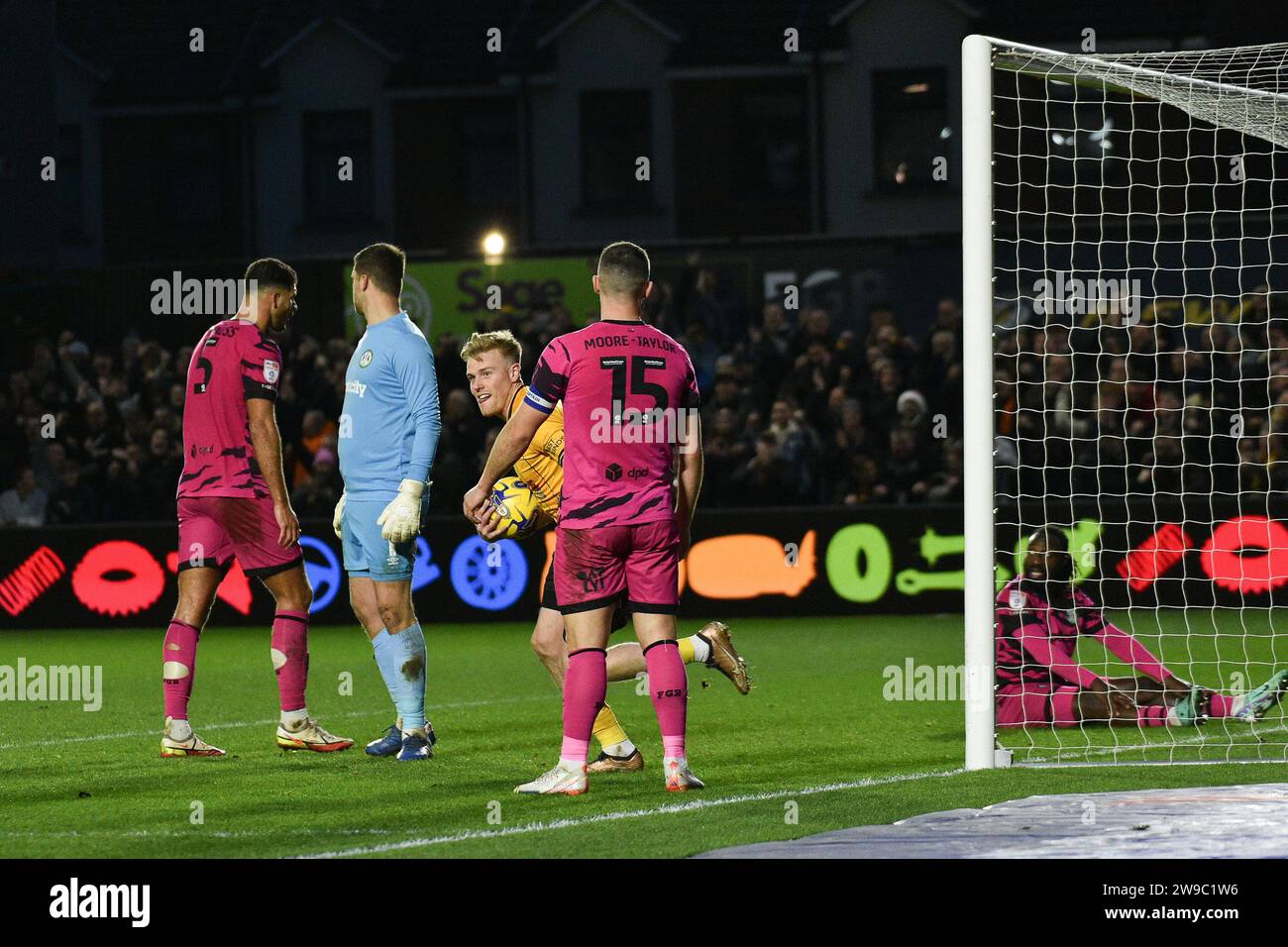 Newport, Regno Unito. 26 dicembre 2023. Will Evans di Newport County (c) festeggia dopo aver segnato il secondo gol della sua squadra. EFL football League Two match, Newport County contro Forest Green Rovers alla Rodney Parade a Newport, Galles, il giorno di Santo Stefano, martedì 26 dicembre 2023. Questa immagine può essere utilizzata solo per scopi editoriali. Solo editoriale, foto di Credit: Andrew Orchard Sports Photography/Alamy Live News Foto Stock