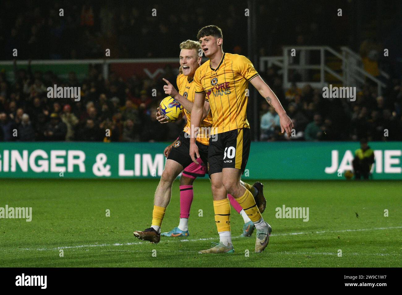 Newport, Regno Unito. 26 dicembre 2023. Will Evans di Newport County (l) festeggia dopo aver segnato il secondo gol della sua squadra. EFL football League Two match, Newport County contro Forest Green Rovers alla Rodney Parade a Newport, Galles, il giorno di Santo Stefano, martedì 26 dicembre 2023. Questa immagine può essere utilizzata solo per scopi editoriali. Solo editoriale, foto di Credit: Andrew Orchard Sports Photography/Alamy Live News Foto Stock