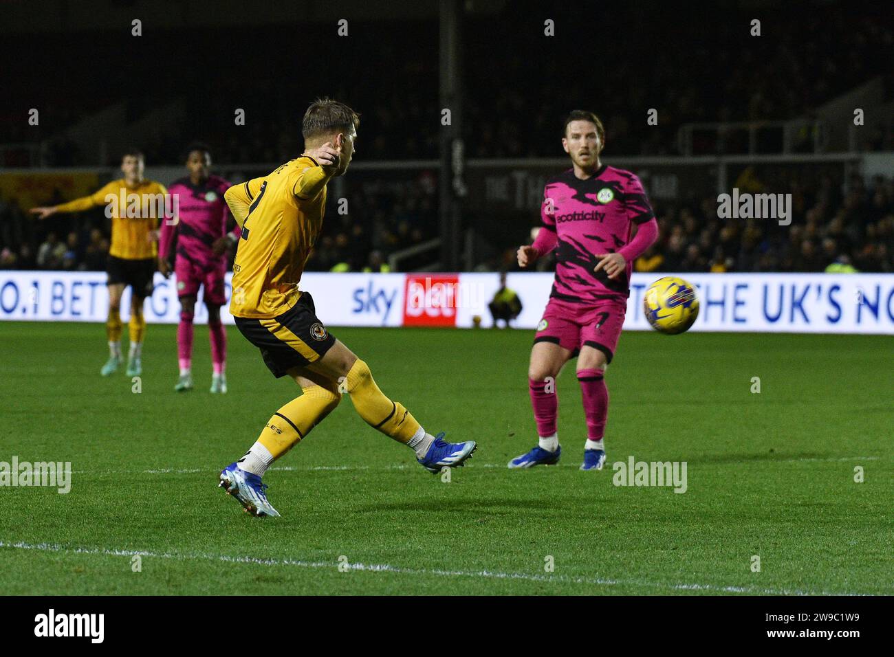 Newport, Regno Unito. 26 dicembre 2023. Lewis Payne della contea di Newport segna il terzo gol della sua squadra. EFL football League Two match, Newport County contro Forest Green Rovers alla Rodney Parade a Newport, Galles, il giorno di Santo Stefano, martedì 26 dicembre 2023. Questa immagine può essere utilizzata solo per scopi editoriali. Solo editoriale, foto di Credit: Andrew Orchard Sports Photography/Alamy Live News Foto Stock